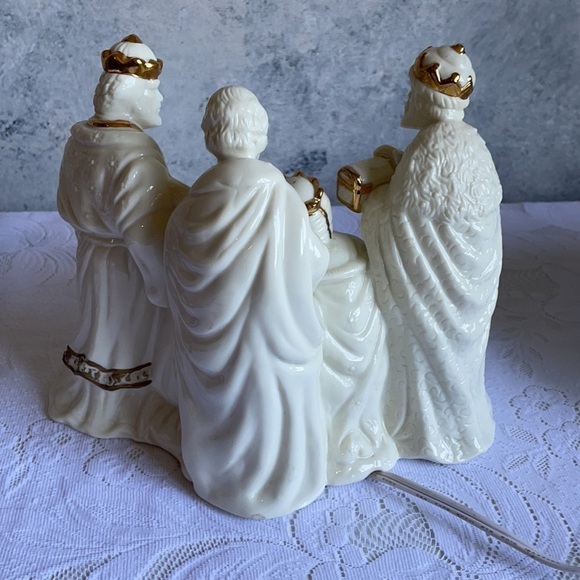 Christmas Nativity Scene Lamp - Picture 7 of 16